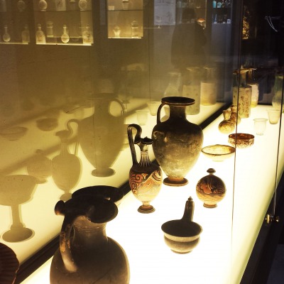 Collezioni archeologiche di ceramiche etrusche e vetri romani.